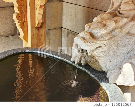 a place where clean water comes out 125011567
