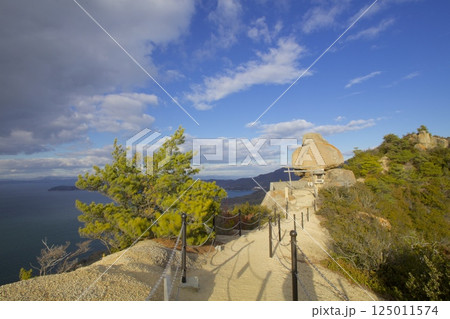 小豆島・「小瀬の重岩（こせのかさねいわ）」と鳥居 125011574