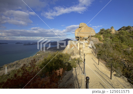 小豆島・「小瀬の重岩（こせのかさねいわ）」と鳥居 125011575