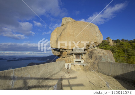 小豆島・「小瀬の重岩（こせのかさねいわ）」と鳥居 125011578