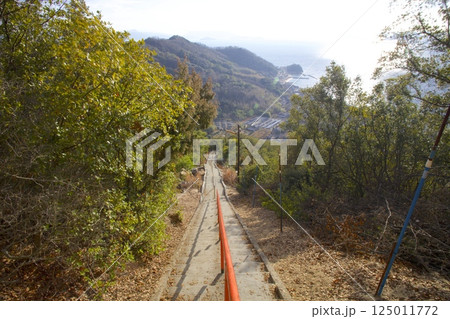 小豆島・「小瀬の重岩（こせのかさねいわ）」の長い石段の登山道 125011772