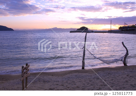 小豆島・道の駅小豆島ふるさと村の前に広がる遠浅の海岸と夕焼け 125011773