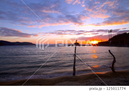 小豆島・道の駅小豆島ふるさと村の前に広がる遠浅の海岸と夕陽 125011774