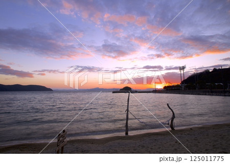 小豆島・道の駅小豆島ふるさと村の前に広がる遠浅の海岸と夕陽 125011775