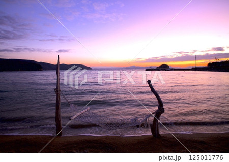 小豆島・道の駅小豆島ふるさと村の前に広がる遠浅の海岸と夕焼け 125011776