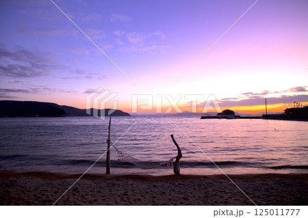 小豆島・道の駅小豆島ふるさと村の前に広がる遠浅の海岸と夕焼け 小豆島・道の駅小豆島ふるさと村の前に広がる遠浅の海岸と夕焼け 125011777