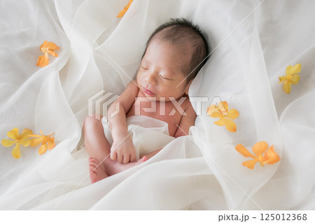 おしゃれなニューボーンフォト 125012368