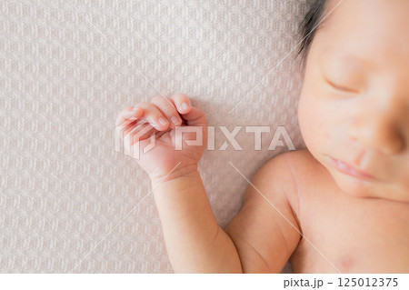 おしゃれなニューボーンフォト 125012375