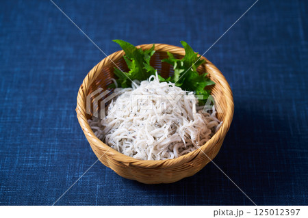 かごに盛った釜揚げしらす かごに盛った釜揚げしらす 125012397