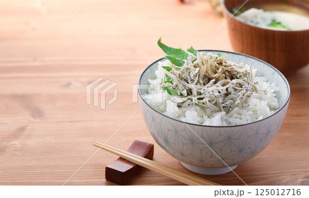 上乾 ちりめんじゃこご飯 ( ちりめん丼 ) 上乾 ちりめんじゃこご飯 ( ちりめん丼 ) 125012716