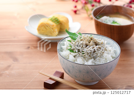 上乾 ちりめんじゃこご飯 ( ちりめん丼 ) 上乾 ちりめんじゃこご飯 ( ちりめん丼 ) 125012717