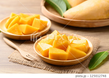 Sliced mango on wooden plate ready to eating, Tropical fruit in summer season 125012748