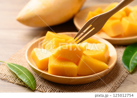 Sliced mango on wooden plate ready to eating, Tropical fruit in summer season 125012754