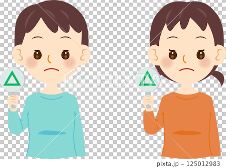 サンカク札を持つ子ども 125012983