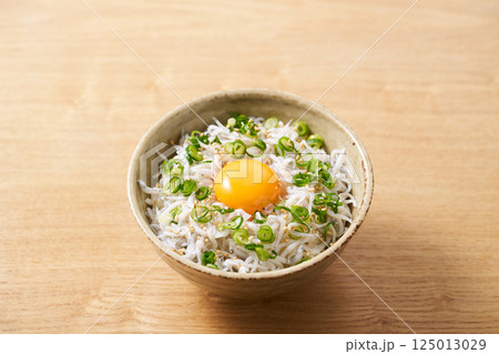 卵黄を乗せた釜揚げしらす丼 卵黄を乗せた釜揚げしらす丼 125013029