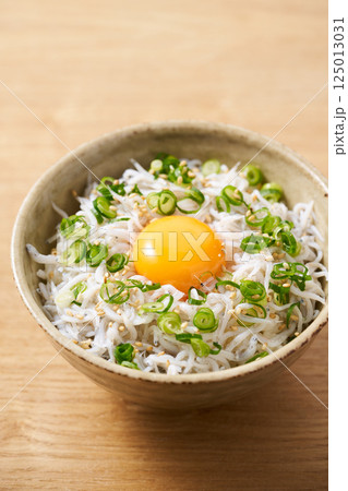 卵黄を乗せた釜揚げしらす丼 卵黄を乗せた釜揚げしらす丼 125013031