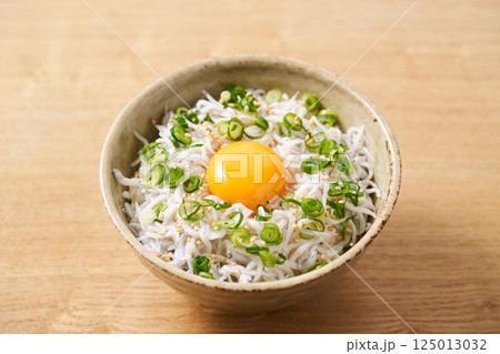 卵黄を乗せた釜揚げしらす丼 125013032