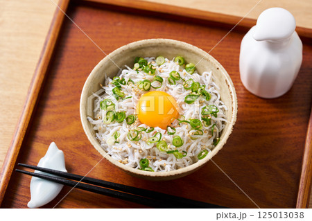 卵黄を乗せた釜揚げしらす丼 卵黄を乗せた釜揚げしらす丼 125013038