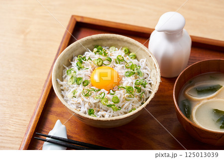 卵黄を乗せた釜揚げしらす丼 卵黄を乗せた釜揚げしらす丼 125013039