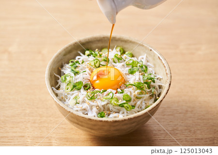 卵黄を乗せた釜揚げしらす丼 125013043