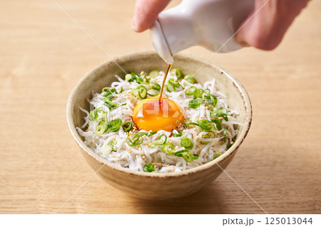 卵黄を乗せた釜揚げしらす丼 125013044
