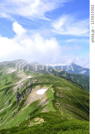 岐阜県北アルプス三俣蓮華岳から望む笠ヶ岳 125013302