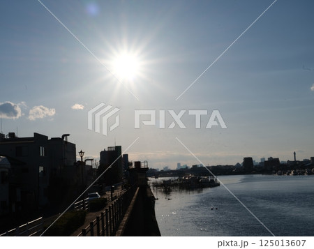 橋から見た夕日 125013607