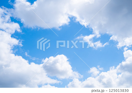 雲の真ん中に穴が開いて空が見えている画像 雲の真ん中に穴が開いて空が見えている画像 125013830