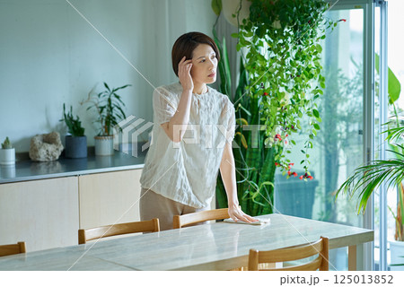 頭痛に悩む女性 125013852