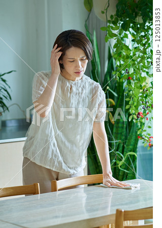 頭痛に悩む女性 125013853