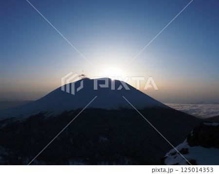 春の浅間山から太陽が昇った瞬間（20250405055507） 125014353