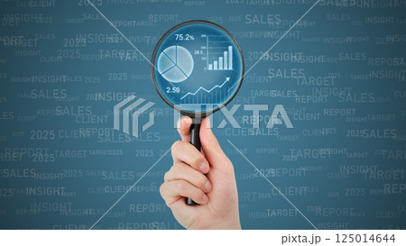 虫眼鏡を使ってリサーチをする手元 125014644