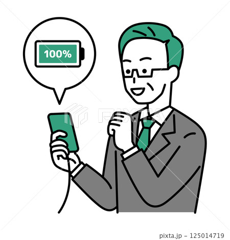 スマートフォンを充電する中年のスーツの男性 125014719