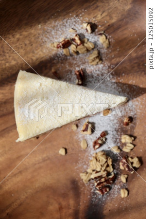 グラノーラを添えたクッキーボトムのレアチーズケーキ グラノーラを添えたクッキーボトムのレアチーズケーキ 125015092
