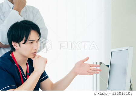 データを見て話し合う男性医師たち 125015105