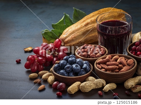 レスベラトロールを含む食品　ぶどう　カカオ　赤ワイン　ピーナッツ　ブルーベリー 125015186