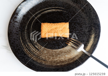 黒い皿に焼き菓子一つ④ 黒い皿に焼き菓子一つ④ 125015239