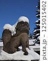 雪がかかる狛犬を神社にて 125015402