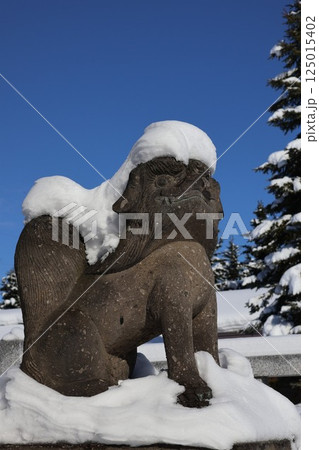 雪がかかる狛犬を神社にて 125015402