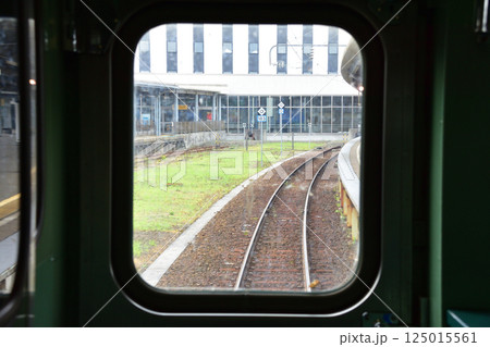 JR北海道、函館本線の函館駅から大沼駅までの普通列車車窓風景(2023年夏曇り空) 125015561