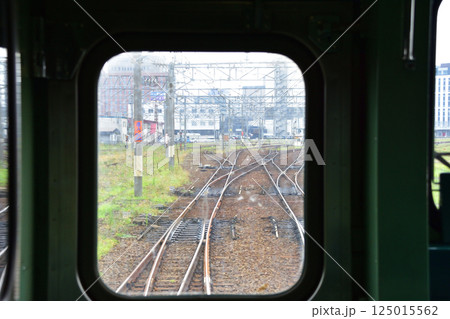 JR北海道、函館本線の函館駅から大沼駅までの普通列車車窓風景(2023年夏曇り空) JR北海道、函館本線の函館駅から大沼駅までの普通列車車窓風景(2023年夏曇り空) 125015562