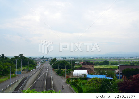JR北海道、函館本線の函館駅から大沼駅までの普通列車車窓風景(2023年夏曇り空) JR北海道、函館本線の函館駅から大沼駅までの普通列車車窓風景(2023年夏曇り空) 125015577