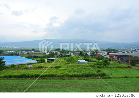 JR北海道、函館本線の函館駅から大沼駅までの普通列車車窓風景(2023年夏曇り空) JR北海道、函館本線の函館駅から大沼駅までの普通列車車窓風景(2023年夏曇り空) 125015586
