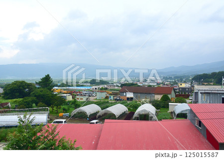 JR北海道、函館本線の函館駅から大沼駅までの普通列車車窓風景(2023年夏曇り空) 125015587