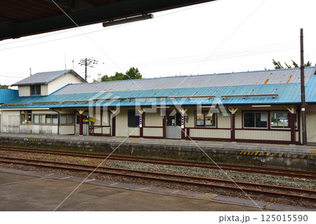 JR北海道、函館本線の函館駅から大沼駅までの普通列車車窓風景(2023年夏曇り空) 125015590
