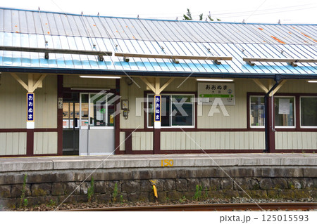 JR北海道、函館本線の函館駅から大沼駅までの普通列車車窓風景(2023年夏曇り空) 125015593