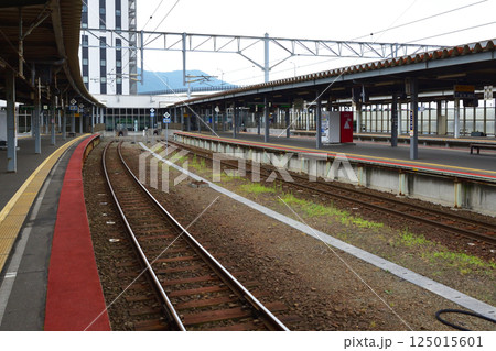 JR北海道、函館本線の函館駅から大沼駅までの普通列車車窓風景(2023年夏曇り空) JR北海道、函館本線の函館駅から大沼駅までの普通列車車窓風景(2023年夏曇り空) 125015601