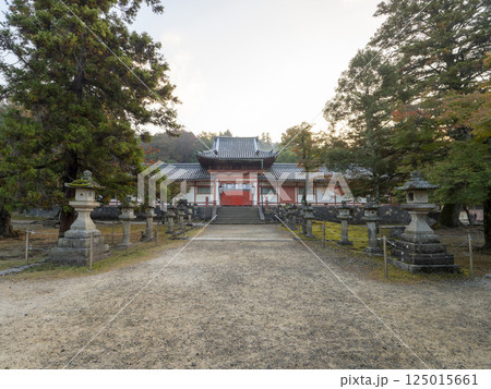 門が閉められた手向山八幡宮 125015661
