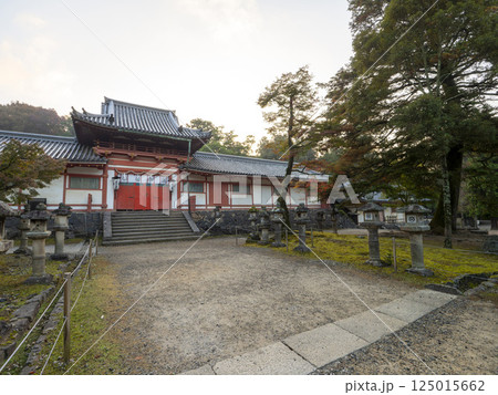 門が閉められた手向山八幡宮 125015662