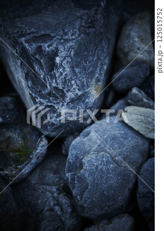 夕暮れ川にある石 125015752